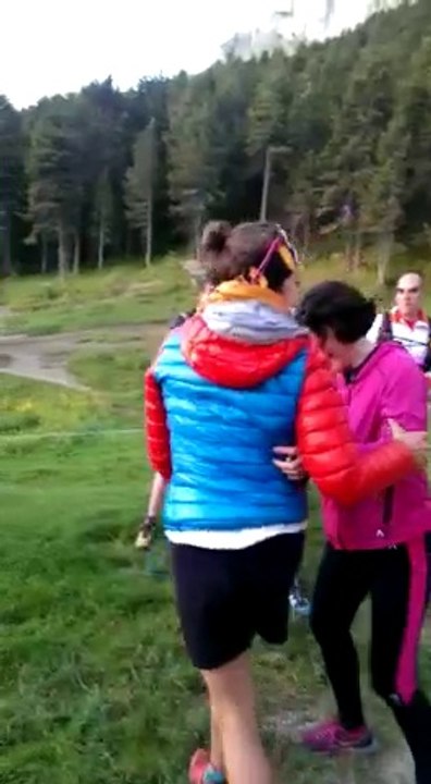 Núria Picas pujant a l'helicoÌpter