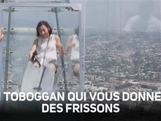 Le 'Skyslide' : un terrifiant toboggan à 350m de haut