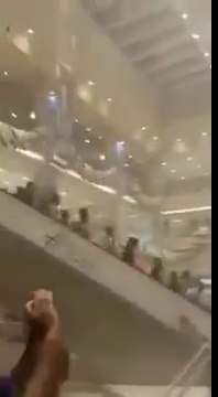 پاکستان کے سب سے بڑے شاپنگ مال ’’ ڈولمن ‘‘ میں آگ لگنے کے بعد ایمرجنسی کے مناظر ‘ جب شہری اپنی جان بچا کر بھاگ رہے ہیں