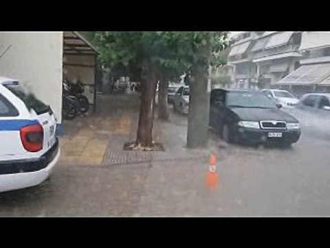 Άνοιξαν οι ουρανοί στη Λιβαδειά. Σφοδρή καταιγίδα πλημμύρισε τους δρόμους χωρίς να προκαλέσει ζημιές