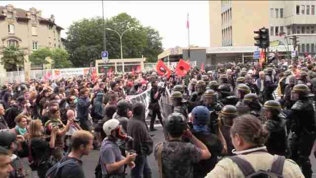 El Senado francés retoca la reforma laboral mientras sigue la presión sindical