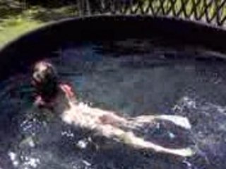 Sarah dans la piscine
