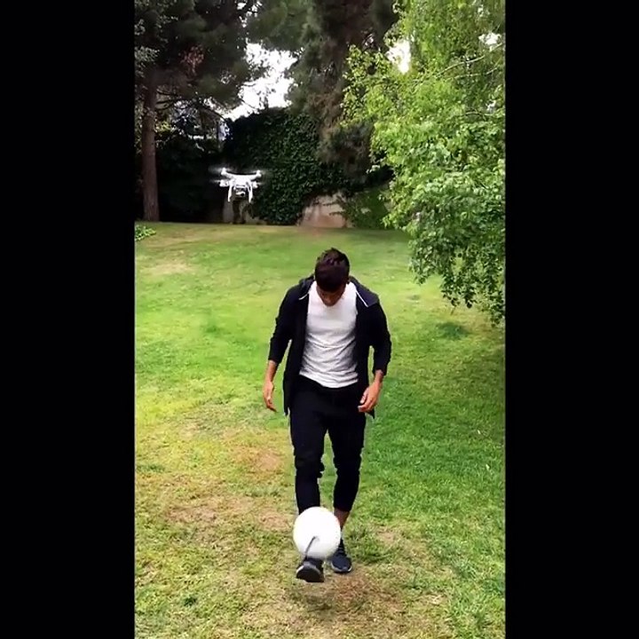 Neymar faz embaixadinhas e acerta drone