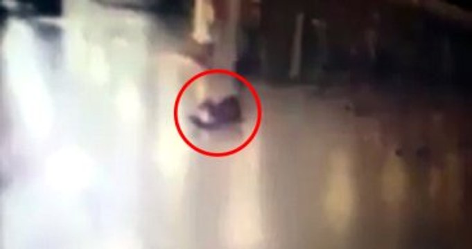 Atatürk Havalimanı'nı Kana Bulayan Teröristin Vurulma Anı Kamerada