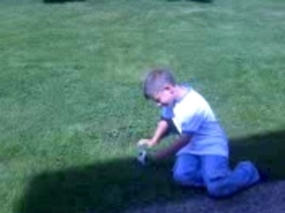 mettez un pétard dans un ballon et regardez ce ke sa fé