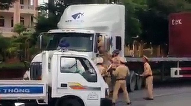 Một chiếc container chiều nay tại Hải Dương đã phóng tốc độ cao, gây tai nạn sau đó bỏ chạy. ...