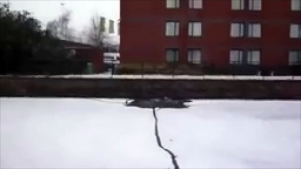 La glace se brise sous ses pieds et il tombe dans l'eau gelée
