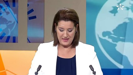 مذيعة تتمالك نفسها من الضحك بعد أن التصق بوجهها ورقة على المباشر -