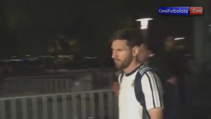 'Messi no te vayas' Así salió Messi del hotel en Estados Unidos • 2016