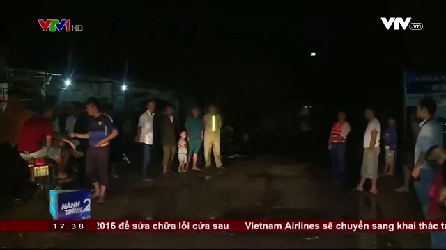 Đắk Lắk: Người dân di chuyển bằng thuyền do mưa lớn kéo dài.