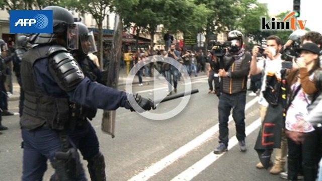 Polis bertempur dengan penunjuk perasaan di Paris