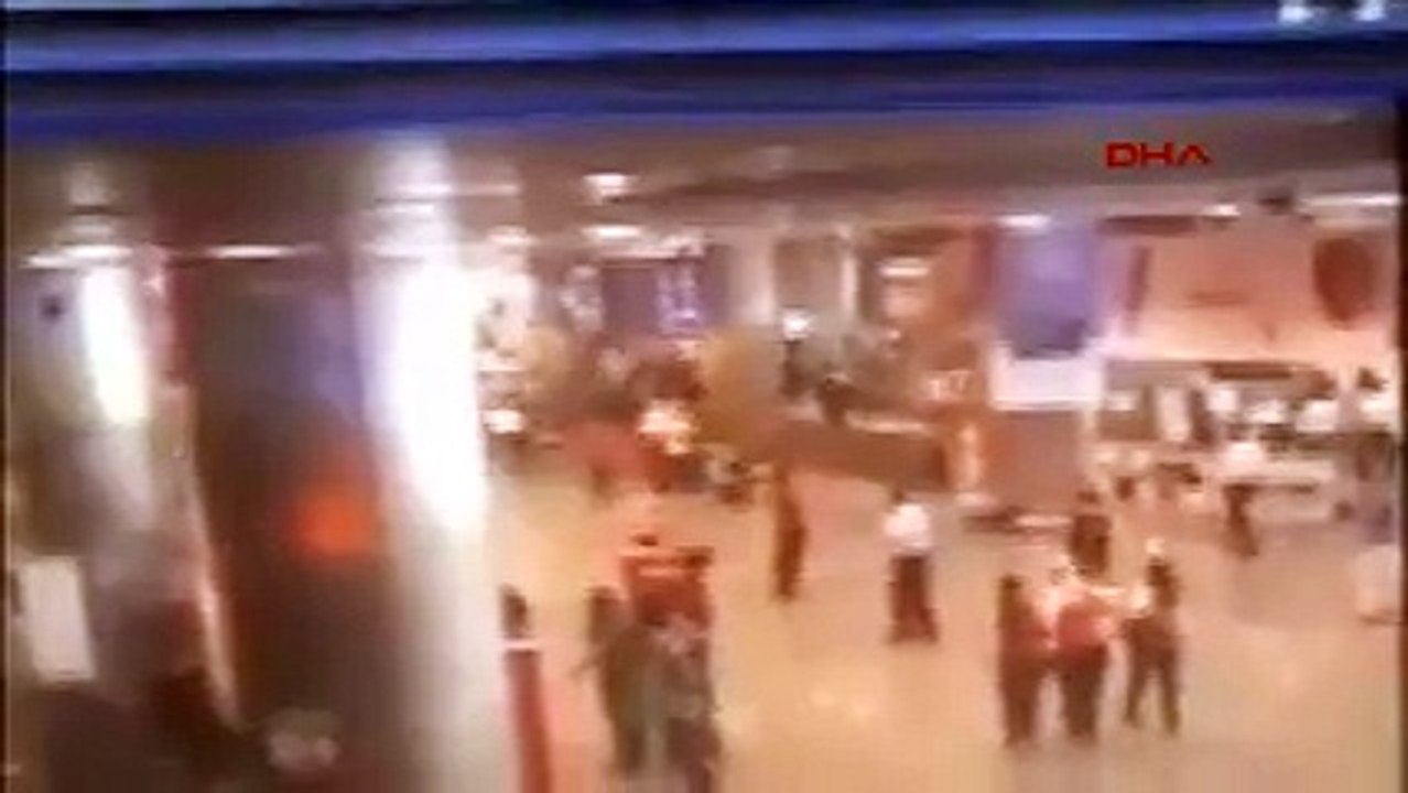 Atatürk Havalimanı'ndaki patlama anı kamerada