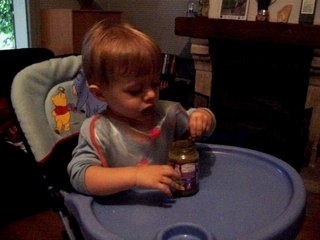 Esteban commence à manger seul