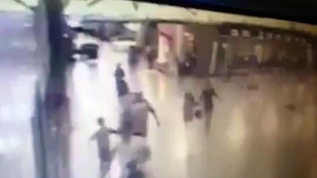 IMAGES VIOLENTES - Attentats d'Istanbul : l'explosion d'un kamikaze filmée