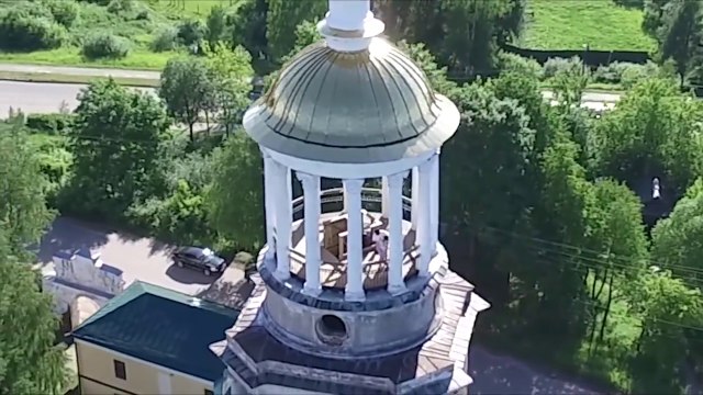 Un couple en pleine action interrompu par un touriste en haut d'un clocher d'église en Russie