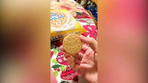 Une drôle de façon de manger des OREO... Bébé trop drôle