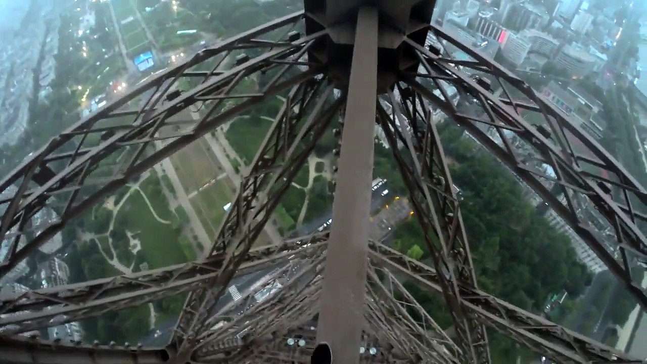 Ils escaladent la Tour Eiffel clandestinement