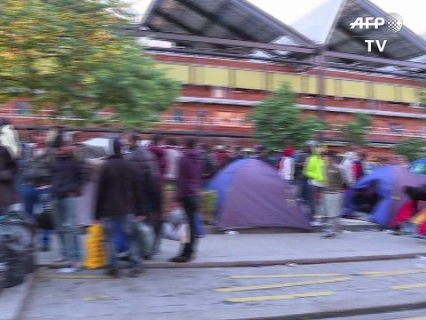 Evacuation d'un campement de plusieurs centaines de migrants à la halle Pajol à Paris