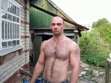 Uomo russo pianta chiodi con le mani, INCREDIBILE