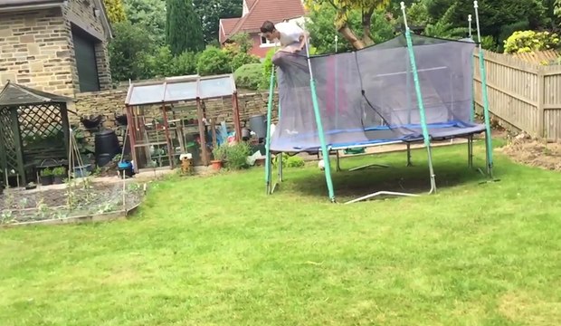 Il essaye de sauter par dessus le filet du trampoline..