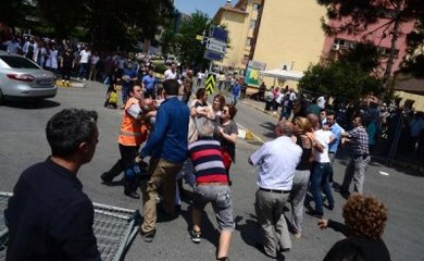 Havalimanı Saldırısında Yaralananların Yakınları Birbirine Girdi