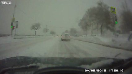 Машина призрак вмиг исчезла с шоссе. Офигеть!