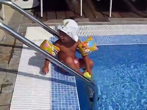 Девушки с детства учатся ходить красиво. Готовьтесь посмеяться от души!