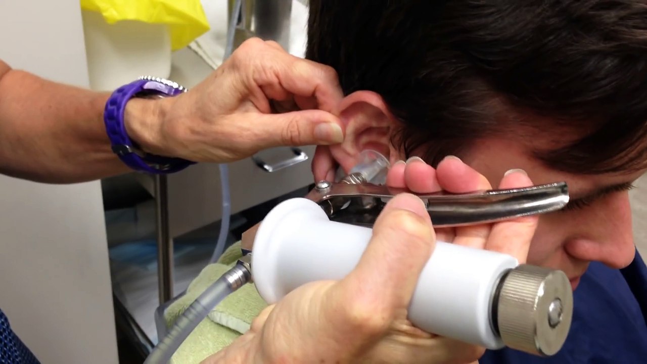 l'eau coincée dans LES oreilles