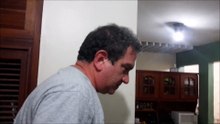 Un homme découvre une araignée géante sur les murs de son salon !