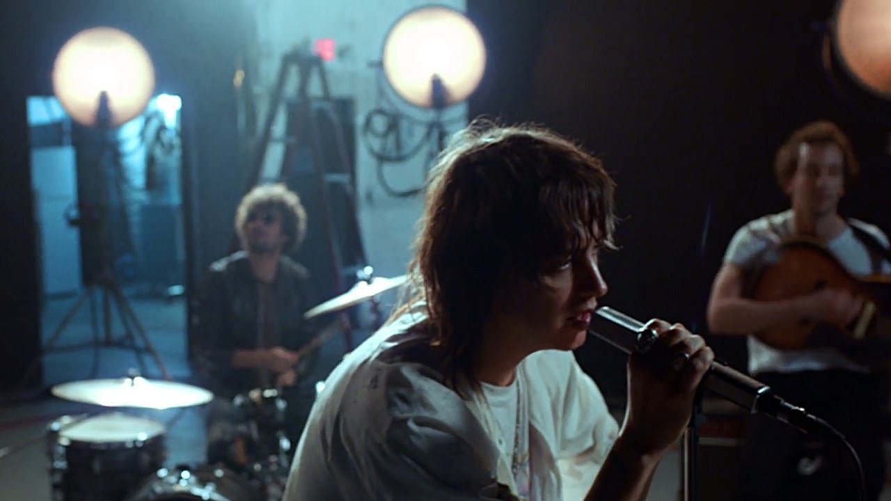 The Strokes - -Threat of Joy- (OFFICIAL MUSIC VIDEO)