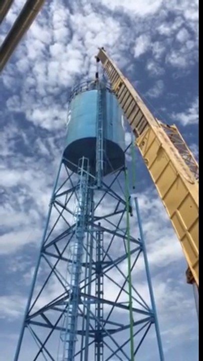 Gros fail d'une grue emportée par son chargement...