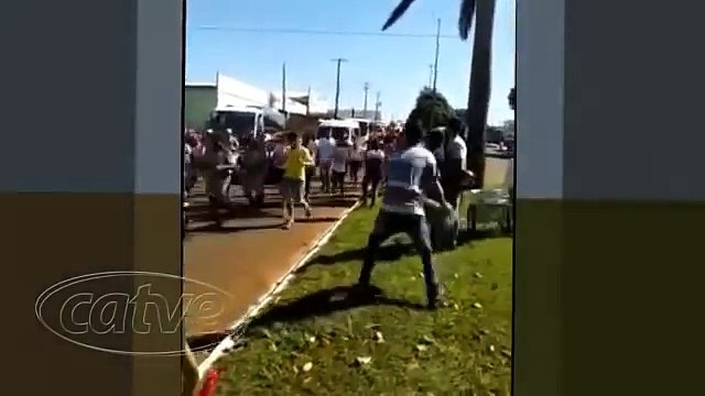 Un Brésilien jette de l'eau sur la flamme Olympique avant Rio 2016
