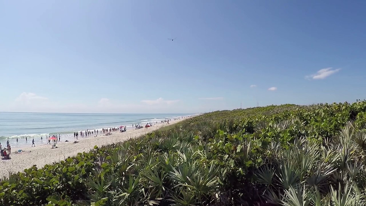 Lancement d'une fusée Atlas V par la Nasa filmé d'une plage