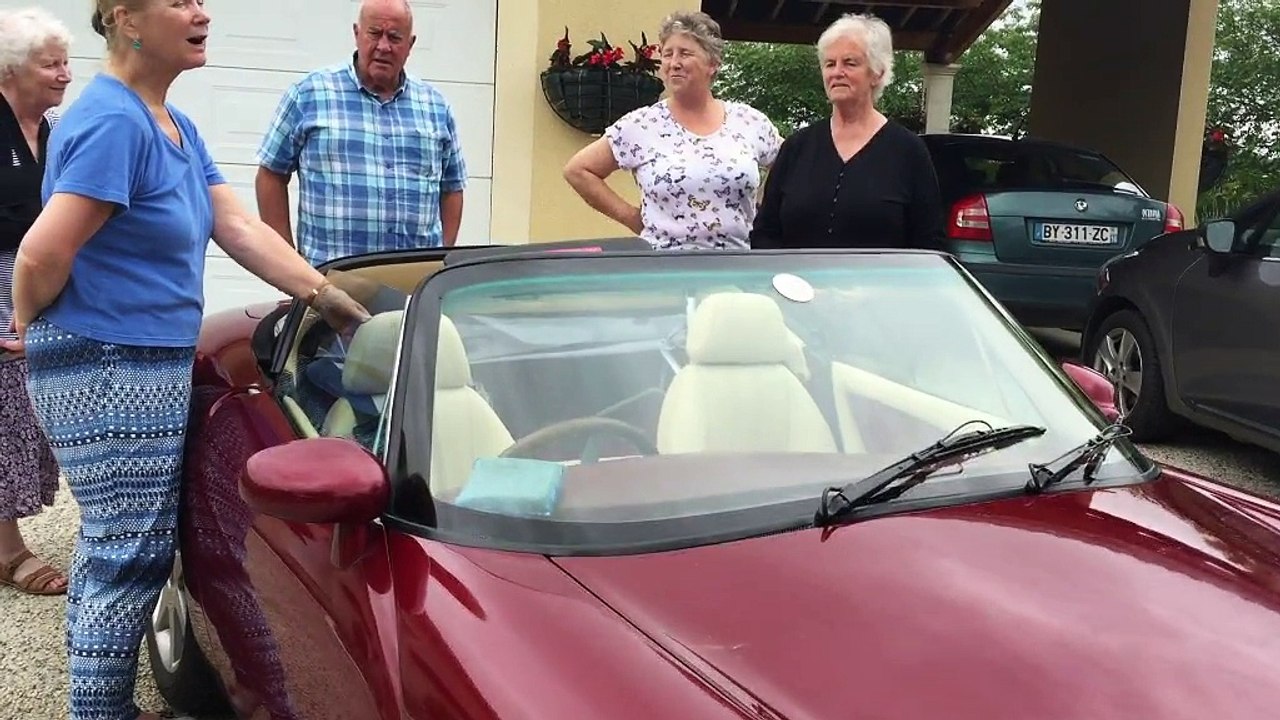 Une balade en voiture de sport anglaise pour la bonne cause