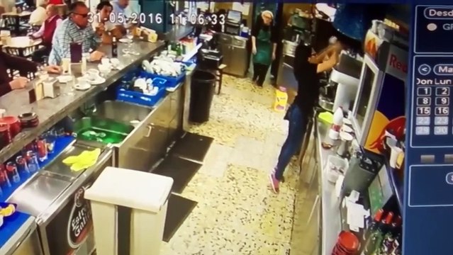 О го го вот это реакция у девушки!!! Официантка спасла чашку ногой )) Офигеть!