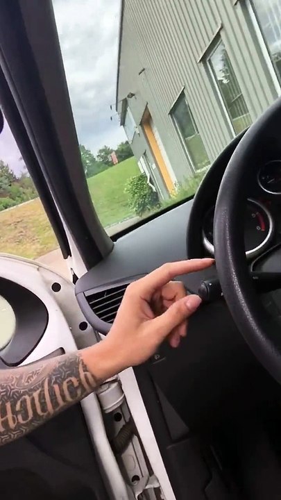 Il découvre une fonctionnalité cachée sur sa voiture  incroyable découverte qui va changer votre vie