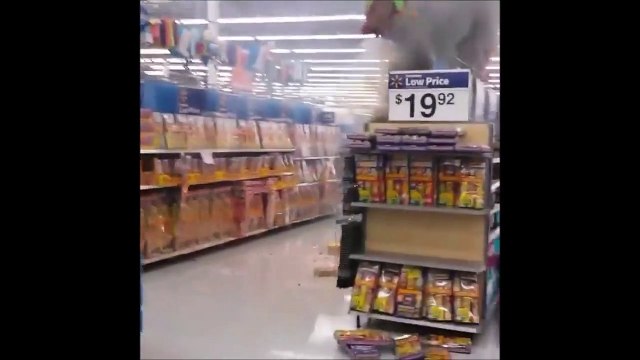 Un rayon de pétards en feu au supermarché.