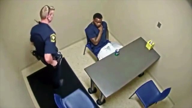 De película: Detenido intenta quitarle pistola a policía