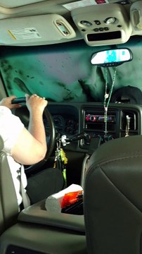 Elle oublie de fermer son toit ouvrant à la station de lavage auto