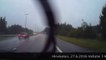 Une voiture frappe de plein fouet un élan au milieu de l'autoroute