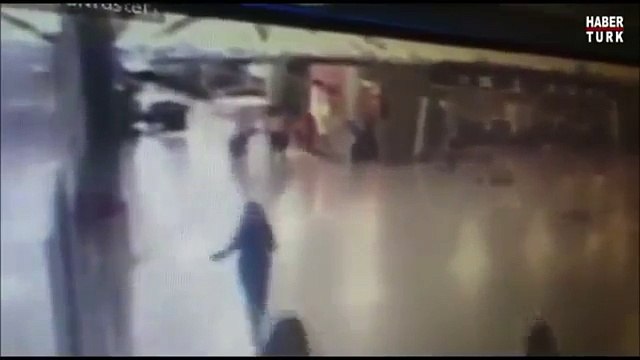 İstanbul Atatürk Havalimanında Canlı Bombanın Patlama Anı
