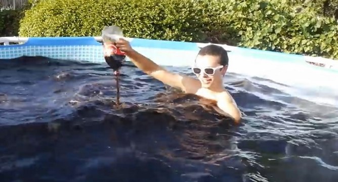 Il se baigne dans une piscine remplie de Coca Cola + Mentos