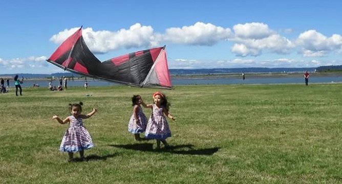 Des fillettes courent derrière un cerf-volant