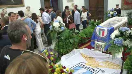 Download Video: Cientos de personas se despiden en Roma de Bud Spencer, 