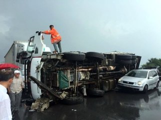 Tem Otoyolu'nda Sebze Yüklü Kamyon Devrildi: 1 Yaralı