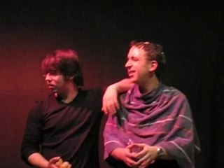 Shampooing aux oeufs en public