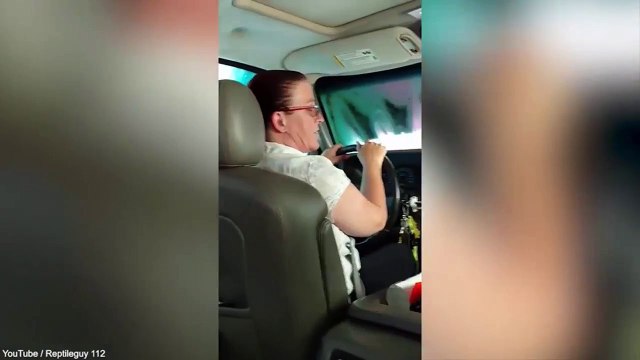 Veja o momento em que família leva carro no lava-rápido e esquece de fechar o teto solar e leva o maior banho