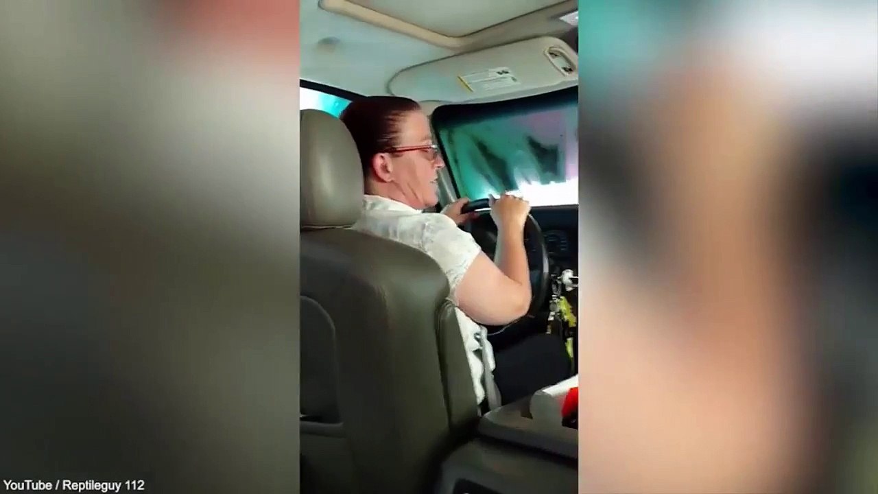 Veja o momento em que família leva carro no lava-rápido e esquece de fechar o teto solar e leva o maior banho