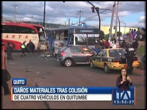Daños materiales tras choque de cuatro vehículos en Quitumbe