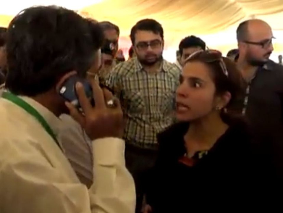 The Real Face of Ayesha Mumtaz Fighting in Public